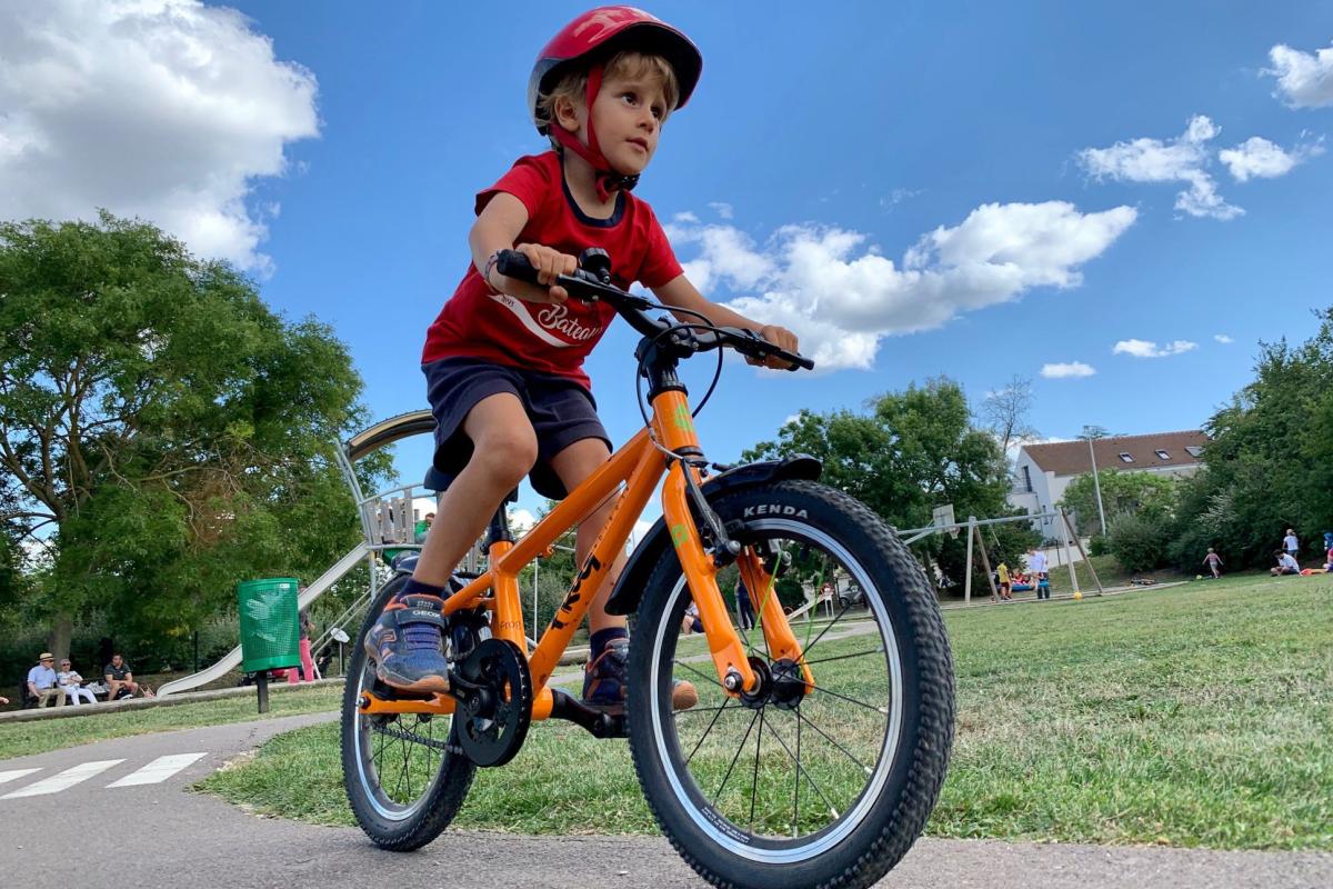 Quel âge pour enlever les petites roues d’un vélo pour enfant ?
